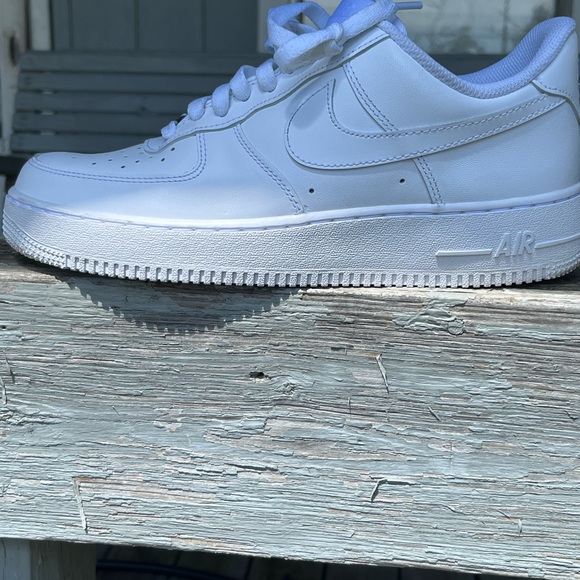 Nike Air Force 1s ‘07 Triple White Mens Size 9 - Picture 3 of 8